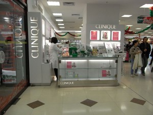 800px-HK_R10_Central_永安百貨公司_Wing_On_Department_Store_倩碧_Clinique_booth_interior_01