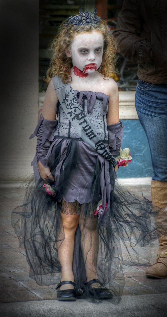 En liten klick ansiktsfärg testas på insidan av en arm för att upptäcka allergier.